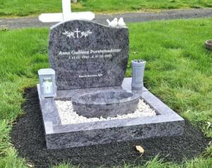 Blár með blómaramma og skál